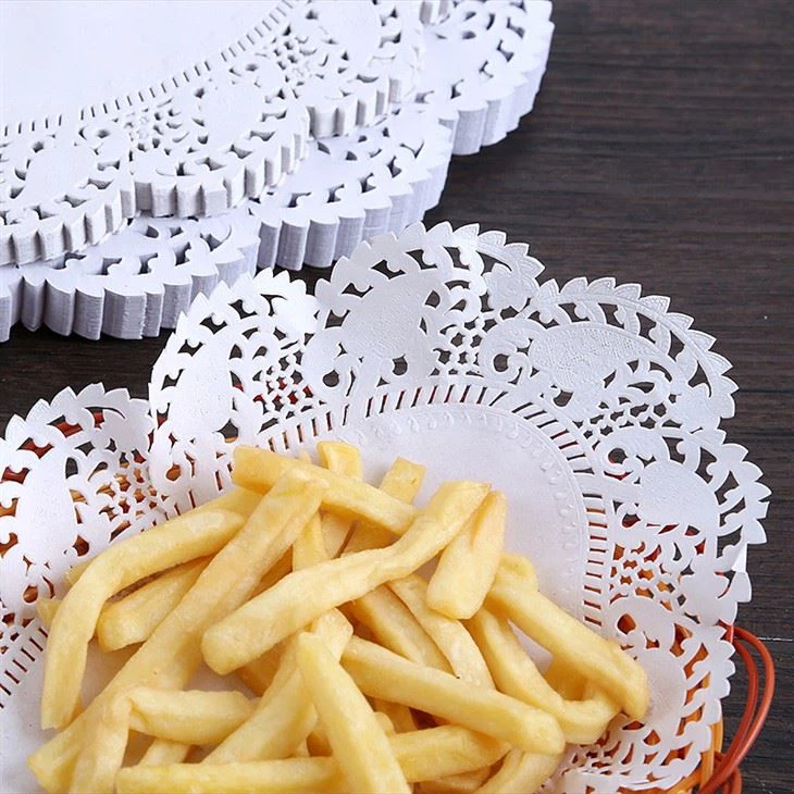 Valkoiset pitsipaperiliinat